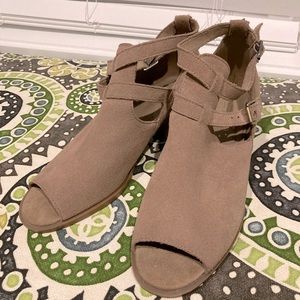 Koolaburra by UGGS beige peep toe shoes